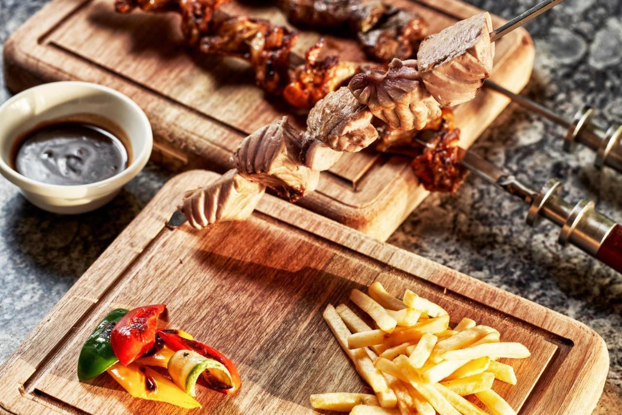 Fanar Hotel & Residences Salalah Exterior foto A wooden cutting board